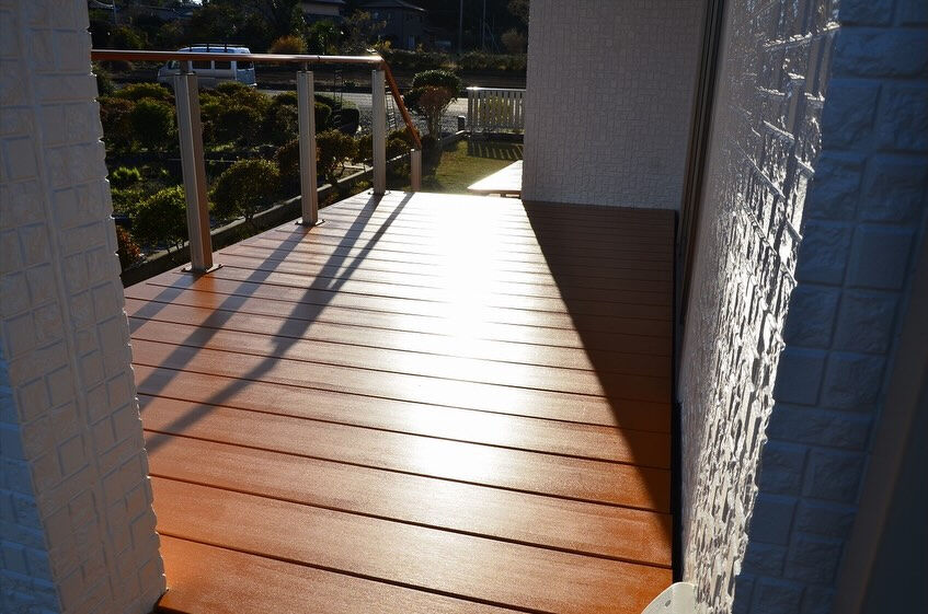 樹脂製デッキの塗り替え工事を承りました